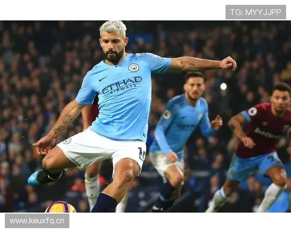 凯恩后期进攻节奏偏向分散，阿奎罗更倚重单点驱动