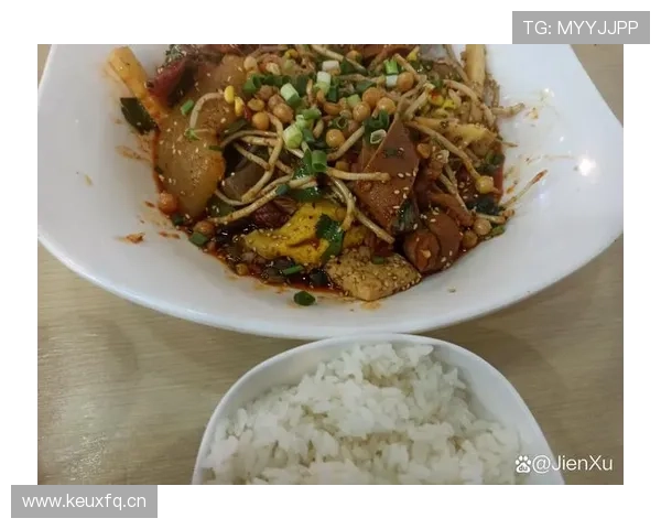 刚刷到汪顺戴破帽子排队买豆浆，手上那块表亮得不像同一人