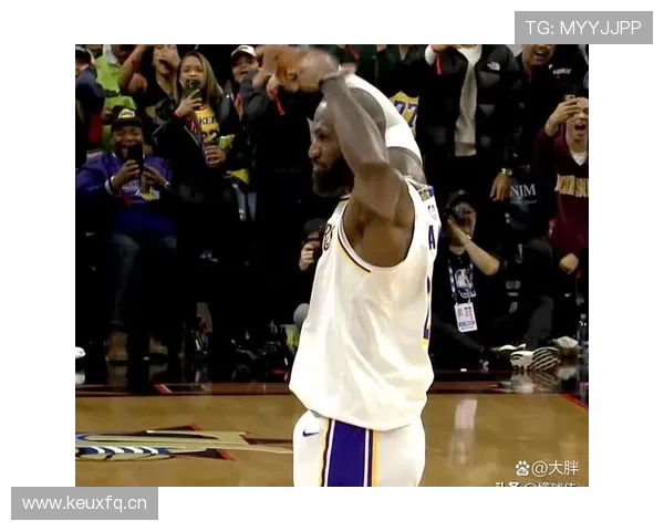 勒布朗利用高位挡拆拉开空间 提升关键时刻得分效率