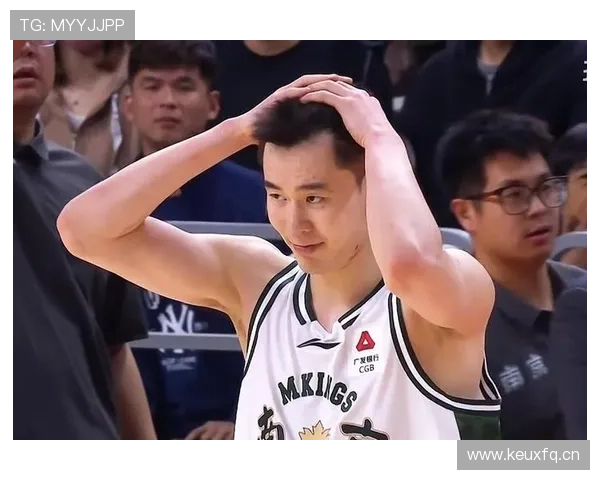 郭昊文赛场上汗流浃背，退场抱着名牌袋子，队友拿盒饭那一刻有点尴尬